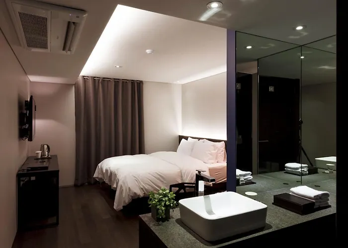 Seocho H Hotel