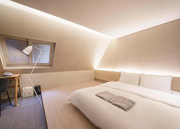 Seocho H Hotel *